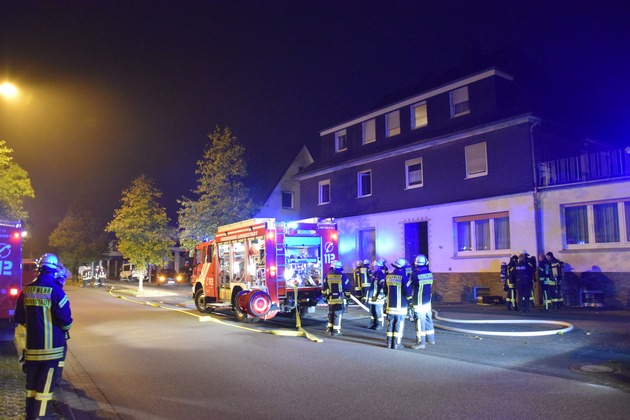 FW-OE: Zimmerbrand - Feuerwehreinsatz durch brennende Heizdecke