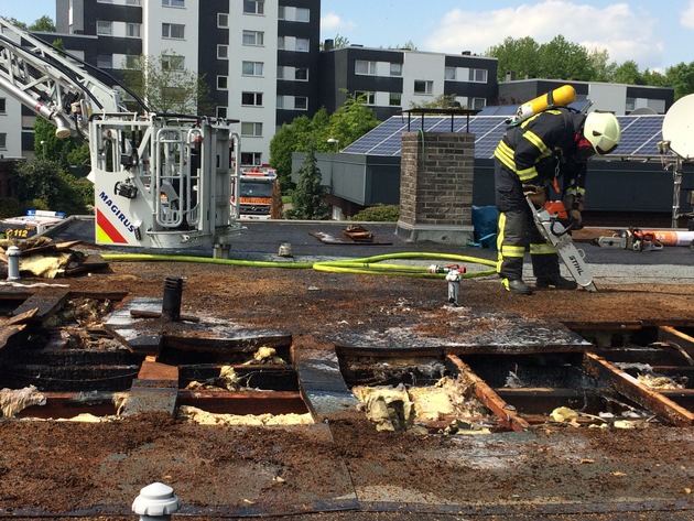 FW Dinslaken: Dachbrand in Hiesfeld