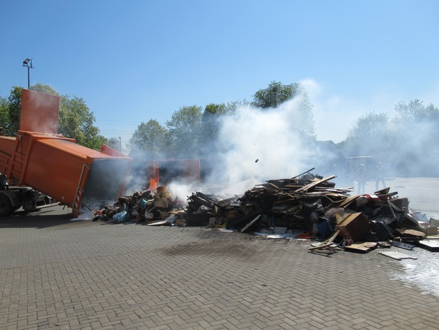 FW Dinslaken: Brand beim Wertstoffhof