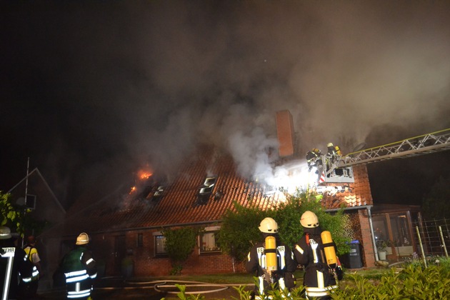 POL-STD: Wohnhaus in Ruschwedel von Feuer zerstört - Schaden ca. 200.000 Euro