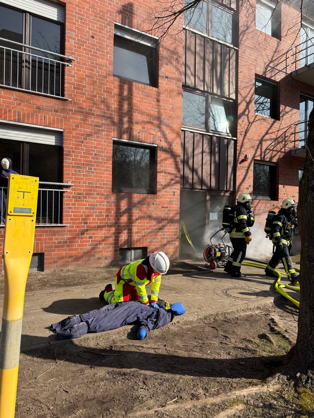 FW Dinslaken: Feuerwehr Dinslaken trainiert am Institut der Feuerwehr in Münster