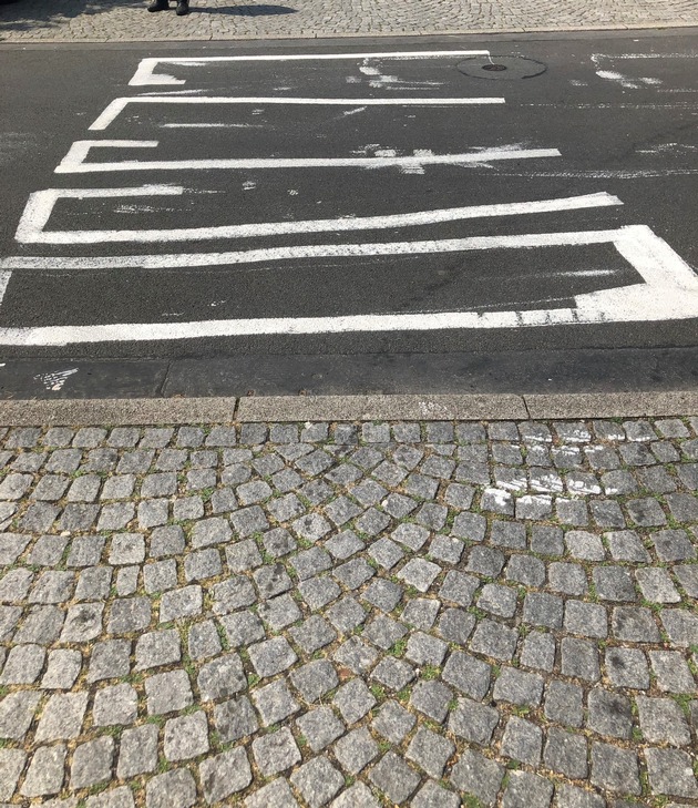 POL-E: Essen: Alkoholisierter Mann malt falschen Zebrastreifen auf die Straße - Fotos