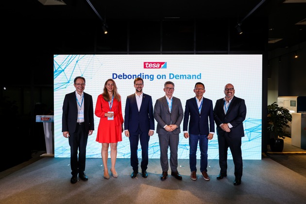 Kleben, entkleben, recyceln: tesa eröffnet neues Debonding on Demand Labor in Singapur