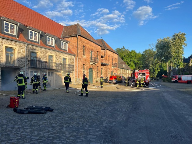 FW Ense: Zugübung des 1. und 3. Zuges - Einheiten üben die Zusammenarbeit auf &quot;Haus Füchten&quot; in Hünningen