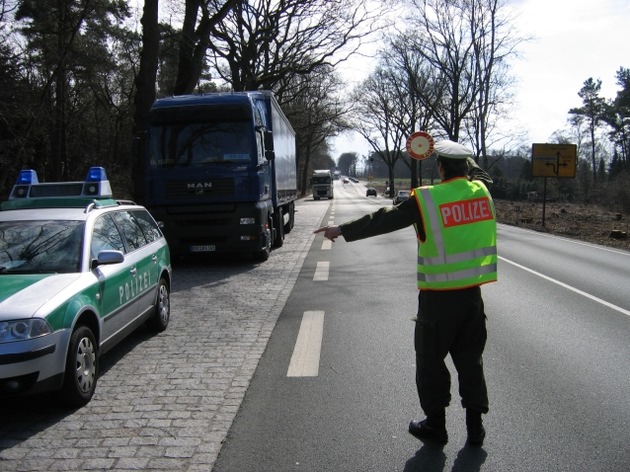 POL-NI: LKW-Groszkontrolle auf den Straszen des LK Nienburgs - Bilder im Download -