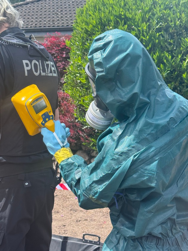 FW-SE: Verdacht auf radioaktiven Fund in Hasenkrug - Feuerwehren und ABC-Zug im Gefahrguteinsatz