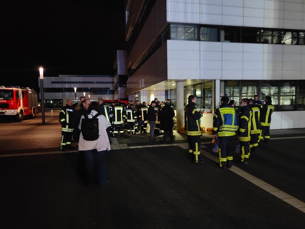 FW-KLE: Feuerwehr Kleve hilft bei Wasserschaden in der Hochschule Rhein-Waal