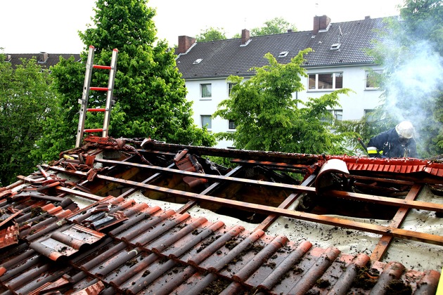 FW-E: Feuer im Dachstuhl der Kindertagesstätte St. Anna, Anwohner bemerkt Rauchentwicklung