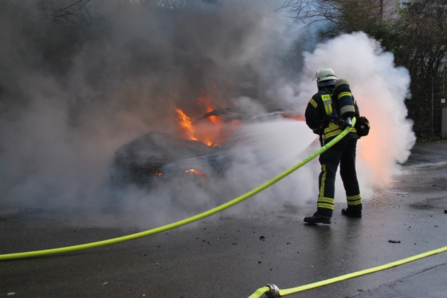 FW-MK: PKW brennt in voller Ausdehnung