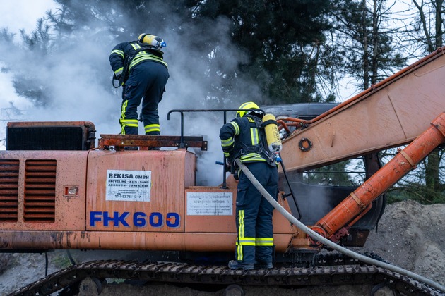 FW Flotwedel: Kettenbaggerbrand in Eicklingen - Feuerwehr löscht Brand im Kieswerk