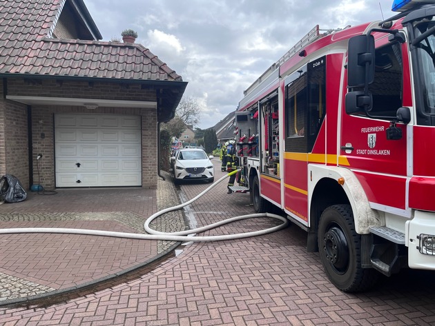 FW Dinslaken: Hund nach Kellerbrand wohlauf