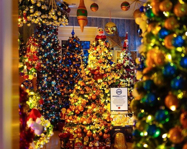 Weihnachten extrem: Die Eheleute Jeromin aus Rinteln erzielen erneut offiziellen RID-Weltrekord für die &quot;meisten geschmückten Weihnachtsbäume an einem Ort&quot; (420 Stück)