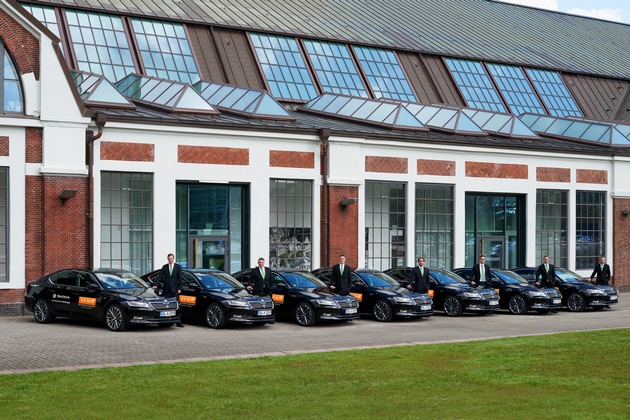 SKODA fährt die Stars im neuen Superb zum ECHO Jazz 2015 (FOTO)