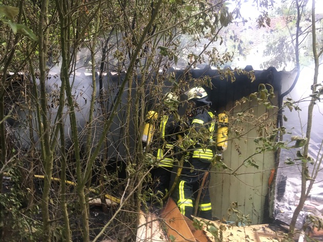 FW Lage: Holzhütte in Vollbrand - 27.06.2017 - 18:55 Uhr