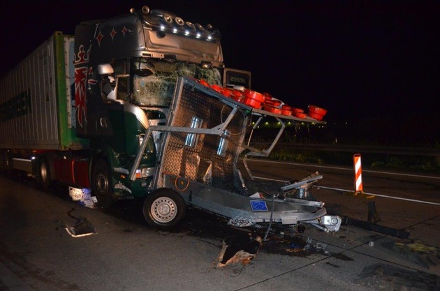 POL-HI: Sattelzug fährt auf Sicherungsanhänger auf / Sekundenschlaf als Unfallursache