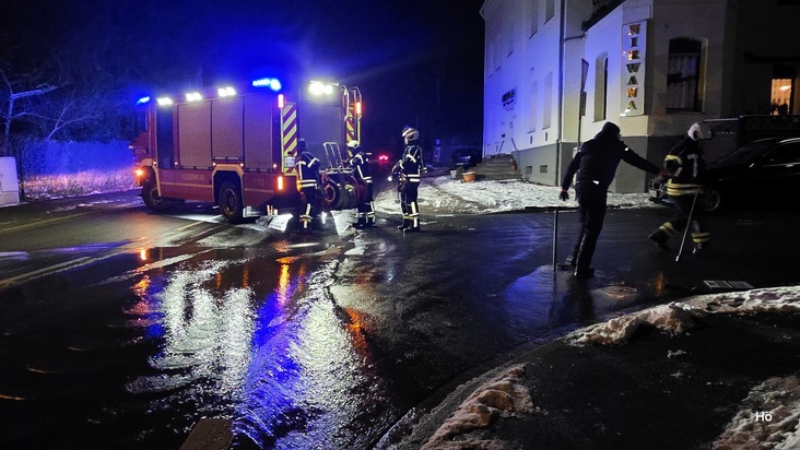 FW-EN: Wasserrohrbruch unter der Bochumer Straße