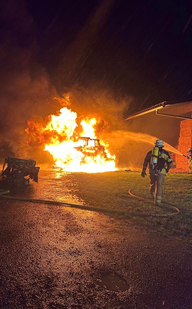 FW Gäufelden: Feuerwehr verhindert Flammenüberschlag auf landwirtschaftliches Anwesen