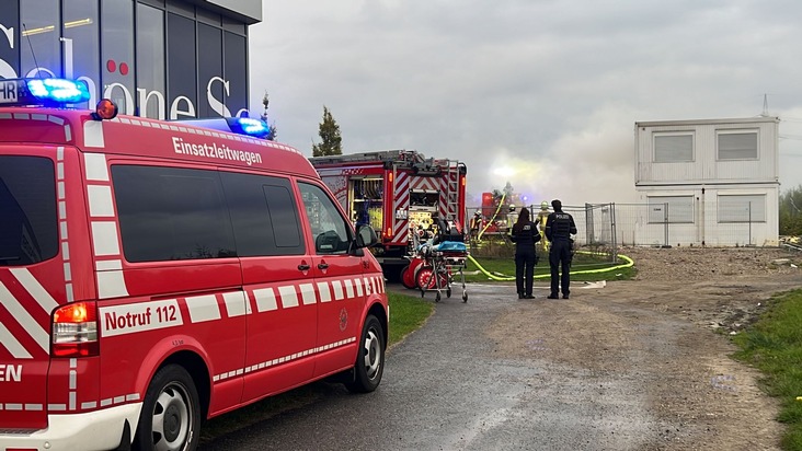 FW-E: Bürocontainer brennt auf Baustellengelände - keine Verletzten