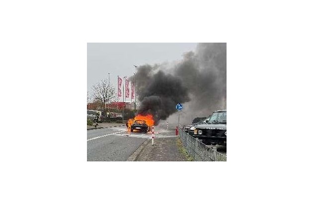 POL-STD: Mazda während der Fahrt in Brand geraten - Auto total zerstört - keine Personen verletzt