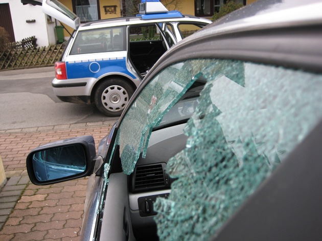 POL-HOL: Holzminden - Bereich Himbeerbusch / Pollmannsgrund: Fünf PKW mit Steinen beschädigt - Täter hinterließ Blutspur -