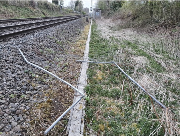 BPOL NRW: Unbekannte legen Bauzaun und Fahrradteile auf die Gleise - Bundespolizei ermittelt wegen gefährlichen Eingriff in den Bahnverkehr