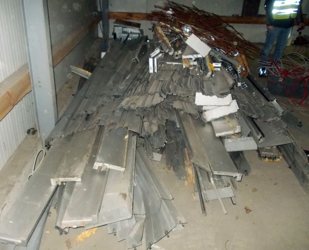 POL-MI: Polizei stoppt Klein-Lkw mit Altmetall: Beamten vermuten Metalldiebstahl