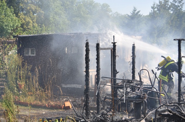 POL-NOM: Brand mehrerer Gartenlauben - Bilder im Anhang