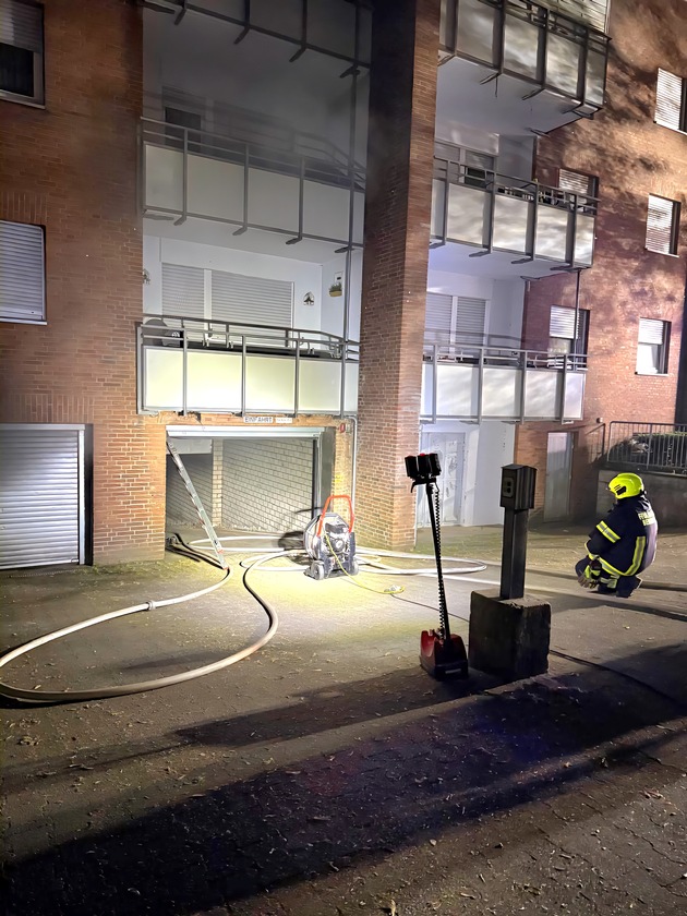 FW Bergheim: Feuerwehr löscht brennende Fahrzeuge in Tiefgarage Starke Rauchentwicklung - Mehrere PKW betroffen