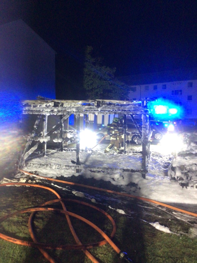 FW Paderborn: Brennender Mülltonnenunterstand mit Ausbreitung auf PKW und Garage