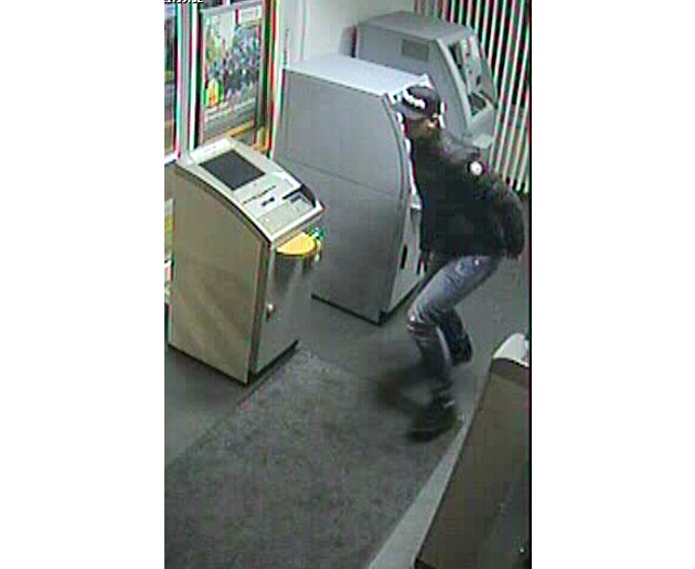 POL-D: Nach Sprengung eines Geldautomaten in Holthausen - Polizei fahndet mit Fotos nach einem der beiden Täter
