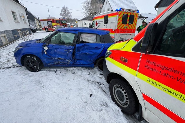 FW VG Westerburg: Rettungswagen prallt auf Einsatzfahrt mit PKW zusammen - drei Personen leicht verletzt