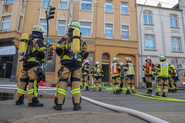 FW-E: Kellerbrand in Essen-Katernberg - dichte Rauchentwicklung in Wohn- und Geschäftsgebäude