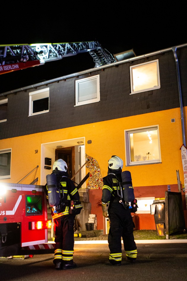 FW-MK: Terrassendach brennt in der Nacht zu Mittwoch
