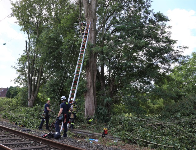 FW-E: Arbeiter bei Baumpflegearbeiten im Gleisbereich, in rund sieben Metern Höhe, von Stromschlag lebensgefährlich verletzt.