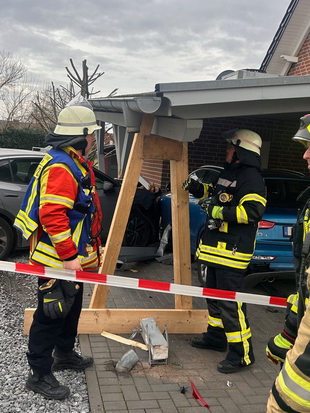 FW Minden: Einsturzgefährdetes Carport nach Kollision mit PKW in Dankersen