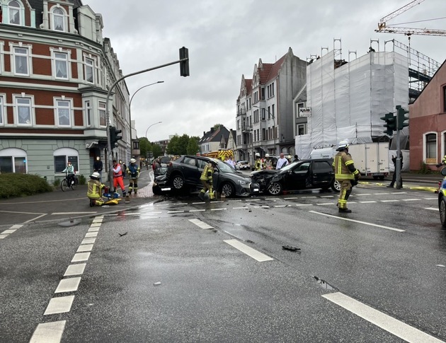 FW Bremerhaven: Schwerer Verkehrsunfall im Berufsverkehr, drei PKW beteiligt