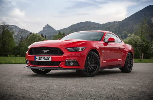 Ford-Werke GmbH: Ford Mustang im ersten Halbjahr meistverkaufter Sportwagen der Welt: Fastback mit V8-Motor in Race-Rot in Europa besonders nachgefragt