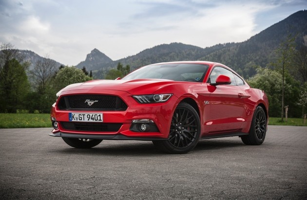 Ford-Werke GmbH: Ford Mustang im ersten Halbjahr meistverkaufter Sportwagen der Welt: Fastback mit V8-Motor in Race-Rot in Europa besonders nachgefragt (FOTO)