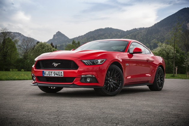 Ford Mustang im ersten Halbjahr meistverkaufter Sportwagen der Welt: Fastback mit V8-Motor in Race-Rot in Europa besonders nachgefragt