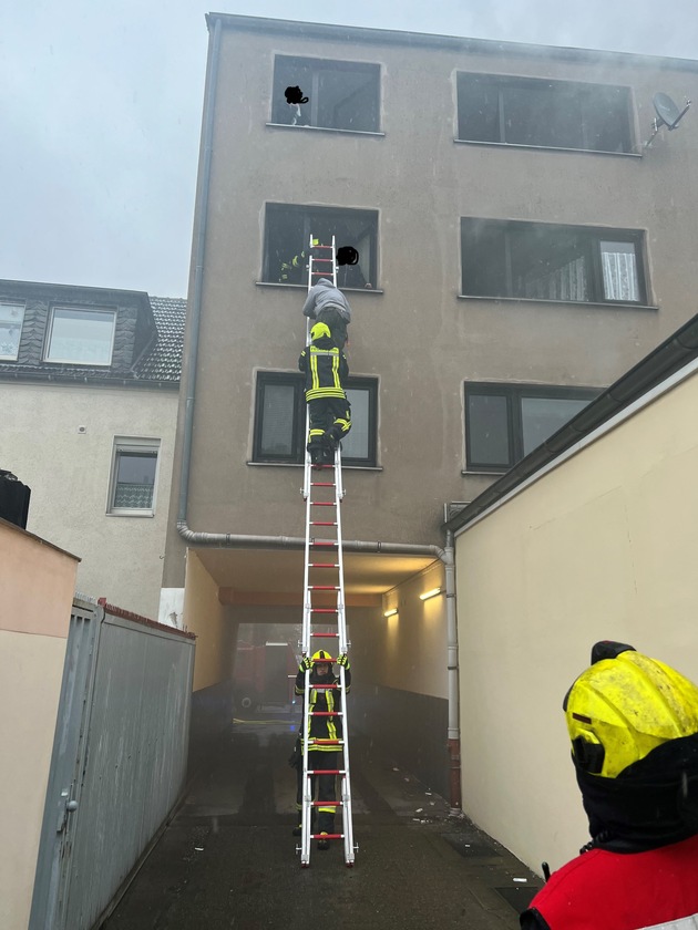 FW-OB: 13 Personen bei Wohnungsbrand in Oberhausen-Mitte gerettet Ein Mann verstirbt nach Fenstersturz an seinen Verletzungen