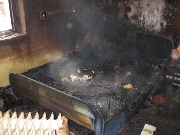 POL-HOL: Plötzlich brannte das Schlafzimmer: Zimmerbrand in Lauenförde - Feuerwehr mit starken Kräften im Einsatz / Ursache möglicherweise durch technischen Defekt -