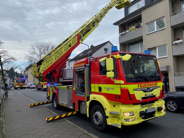 FW Ratingen: Gemeldeter Brand in Dachgeschosswohnung - Feuerwehr Ratingen verhindert Schlimmeres