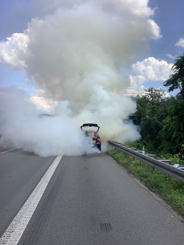 FW-OB: Brennender PKW auf der Autobahn A42