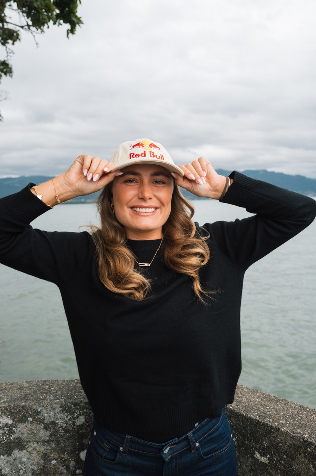 Anerkennung der außergewöhnlichen Leistungen der Top-Sportlerin / Extremschwimmerin Nathalie Pohl wird Red Bull Athletin