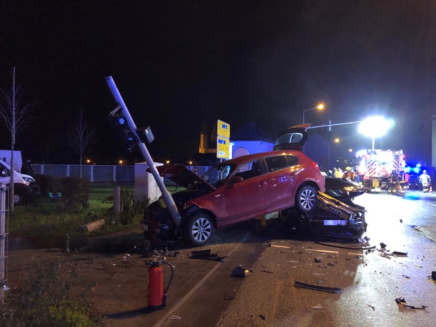 POL-PDWO: Verkehrsunfall mit 3 Verletzten auf der B9 - Audi schiebt BMW gegen Ampelmast