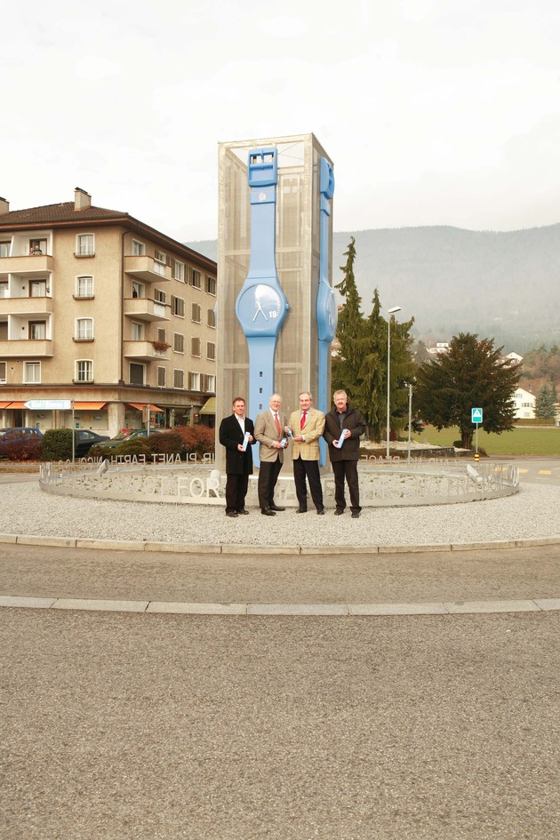 Swatch zeigt in Grenchen: Alles dreht sich um die Menschenrechte - Die Uhrenstadt erhält einen Kreiselschmuck mit starker Botschaft