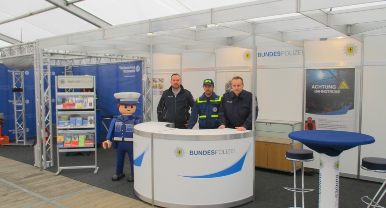 BPOL NRW: Bundespolizei mit THW auf der Euregio-Wirtschaftsschau mit Präventions- und Öffentlichkeitsstand vertreten