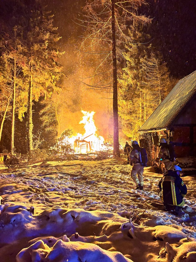 FW Osterholz-Scharm.: Geb&auml;udebrand in Teufelsmoor