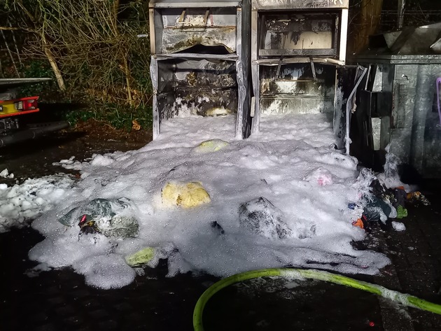 FW-EN: Zwei Altkleidercontainer in Vollbrand - Feuerwehr verhindert Ausbreitung