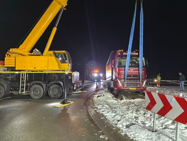 POL-DEL: Landkreis Wesermarsch: Erneuter Verkehrsunfall am Kreisverkehr Bundesstra&szlig;e 211 und Str&uuml;ckhauser Stra&szlig;e +++ LKW blockiert Bundesstra&szlig;e 211 in Richtung Brake